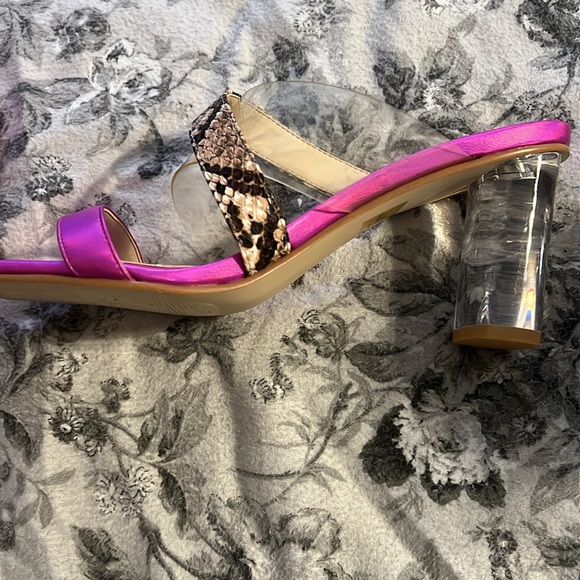 Ladies size 7.5 heel sandals, never worn - Picture 4 of 4